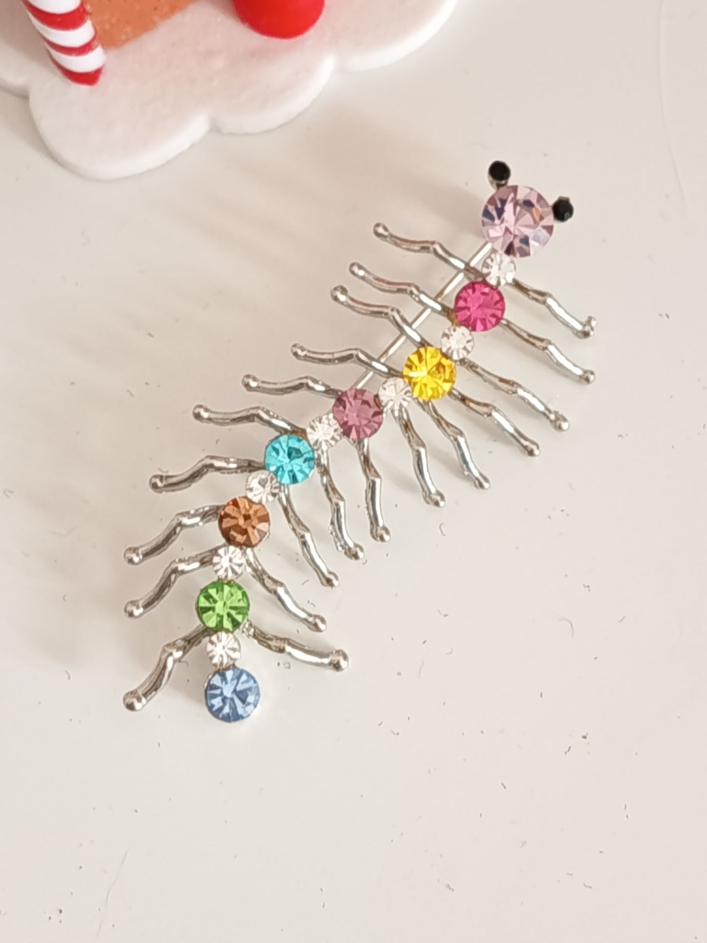 🐛 Broche fantaisie "Mille-Pattes" Arc-en-Ciel –Cristaux Étincelants & Finition Argentée ✨