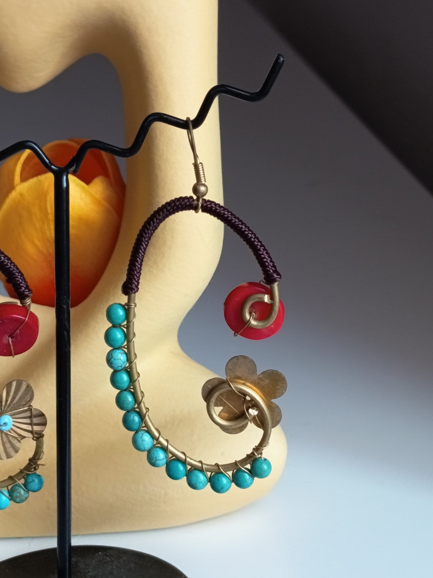 Créoles Ethniques "Lune de Jade" – Perles Turquoise & Fleur de Laiton Cisclée