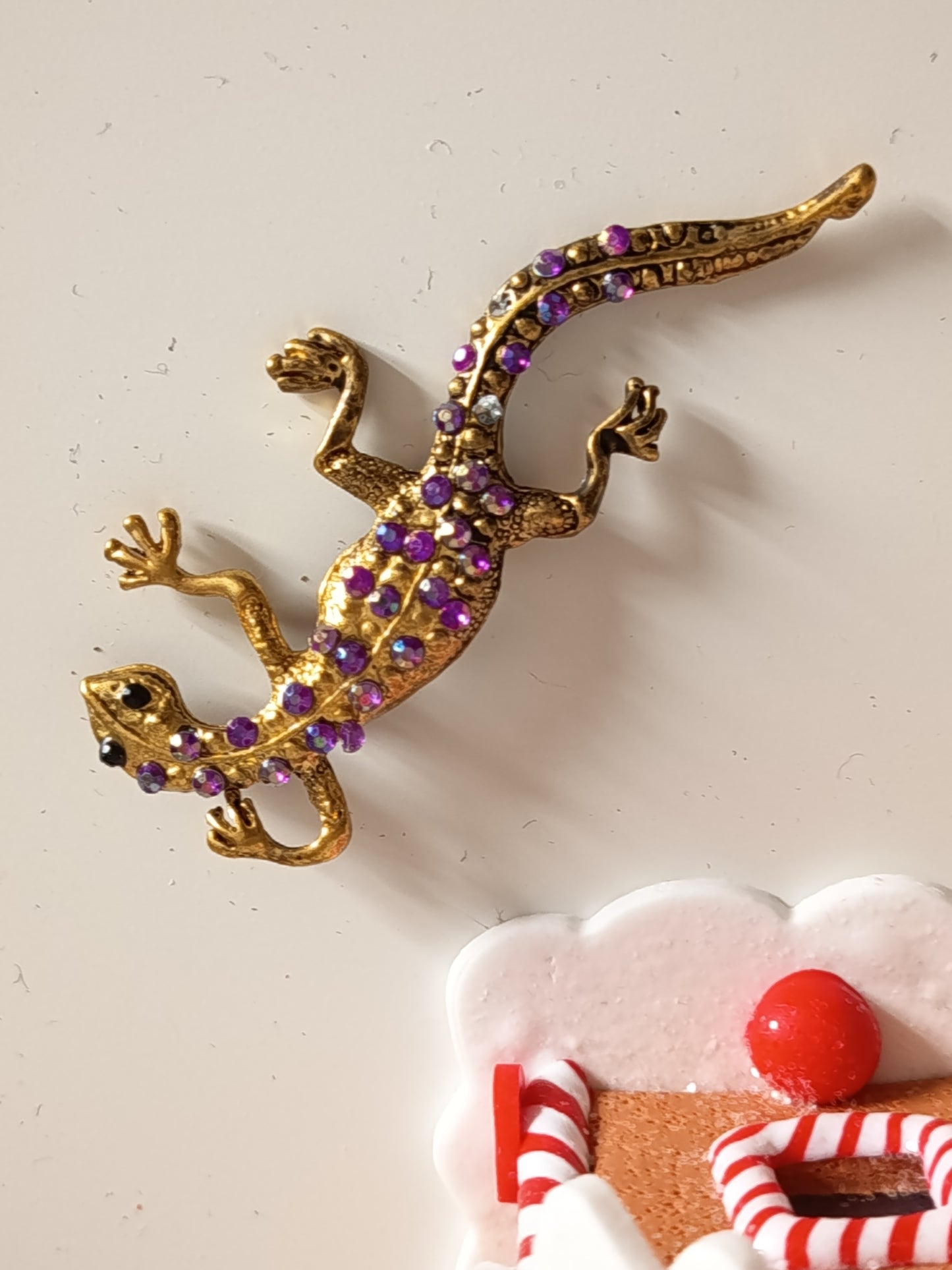 Broche Lézard Vintage Dorée – Cristaux Améthyste & Éclats Boréaux