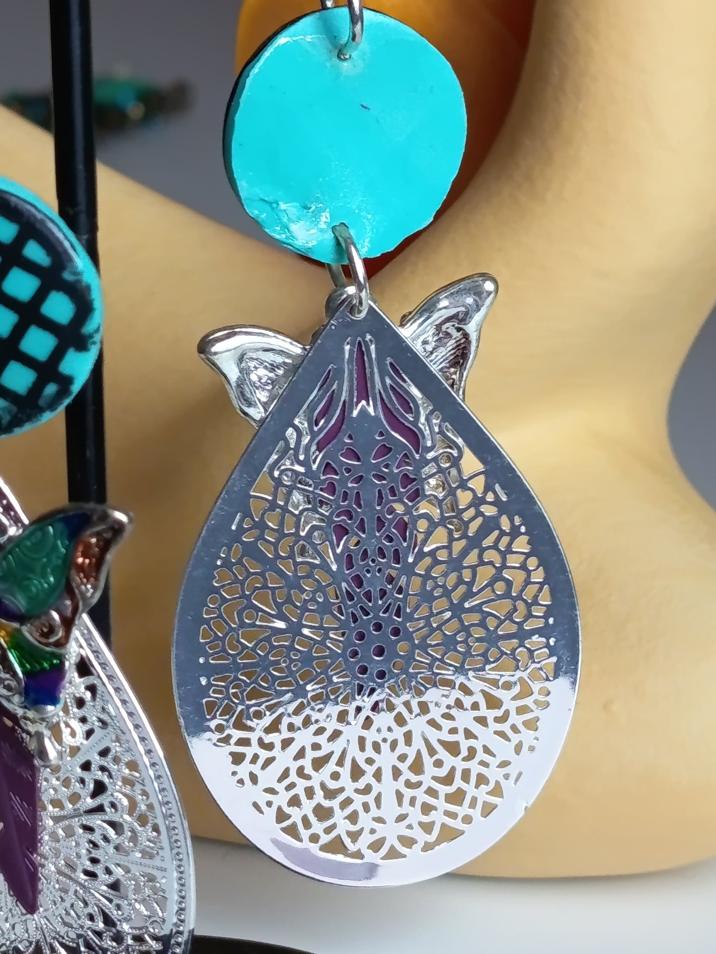 🦋✨ Boucles d'oreilles artisanales "Papillon & Filigrane" : L'accessoire chic et original pour sublimer votre style ! 💎🌸🎨