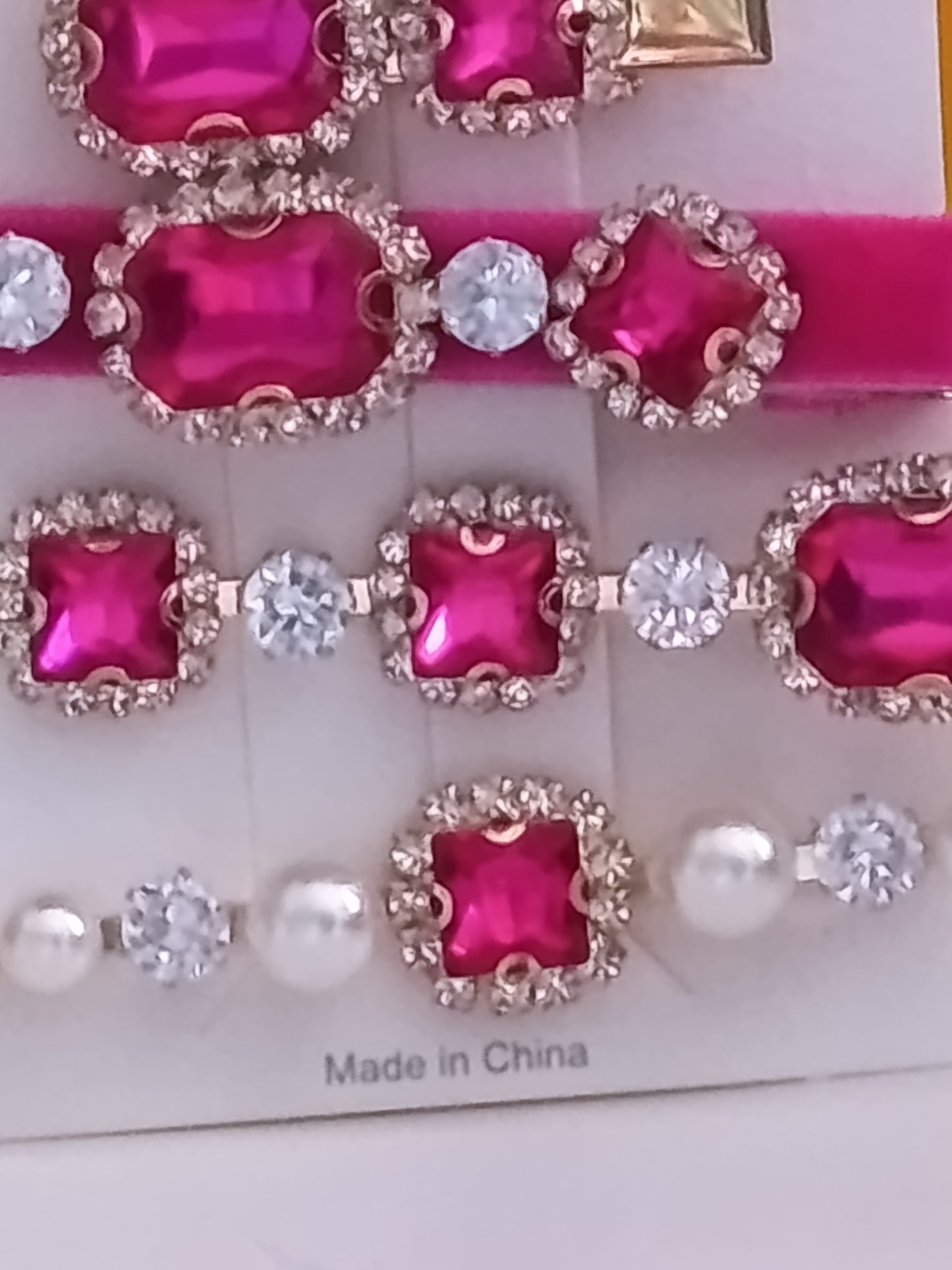 Lot de 3 pinces crocrodiles, et 2 barrettes de couleur fuchsia avec strass, le tout bien brillant