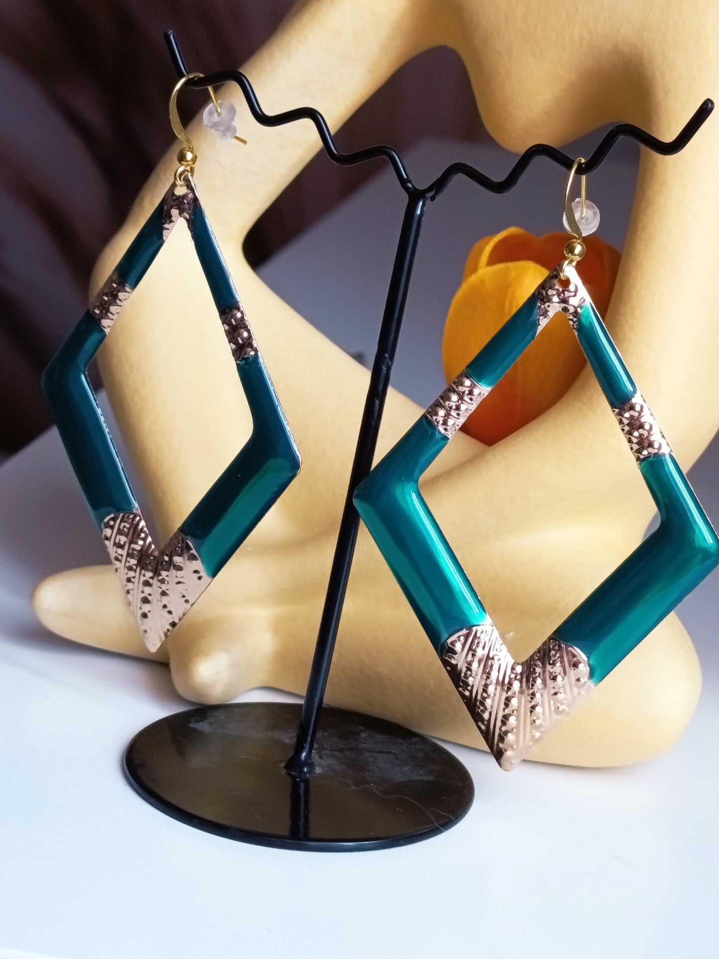 💎 Éclat Géométrique : Boucles d'Oreilles Losanges Émeraude & Or 💎