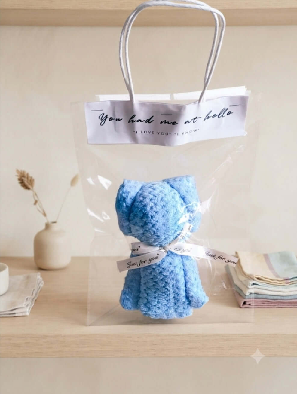 🧸✨ Adorable Serviette d'Invité Ourson Douce & Poétique, dans son sachet avec anses ✨🧸 présentée dans un emballage transparent.
