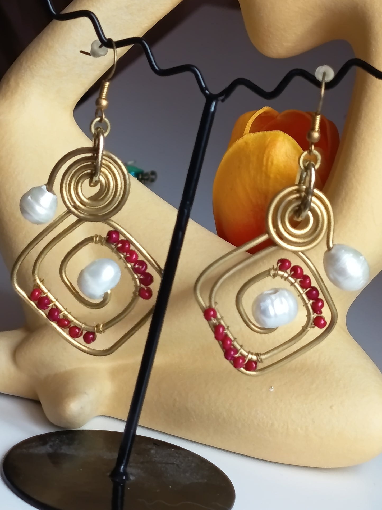 ✨ Boucles d'oreilles artisanales dorées : perles blanches & touches rouges ❤️