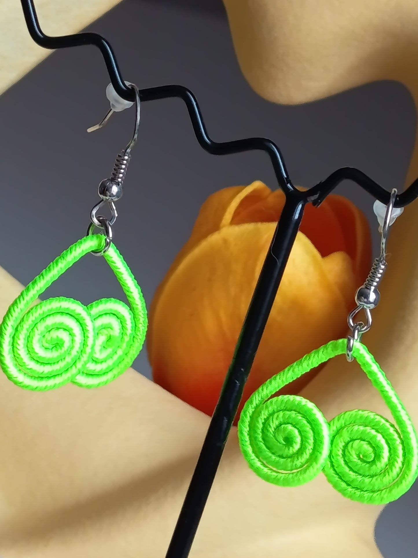 ✨ Boucles d'Oreilles Spirales Néon ✨