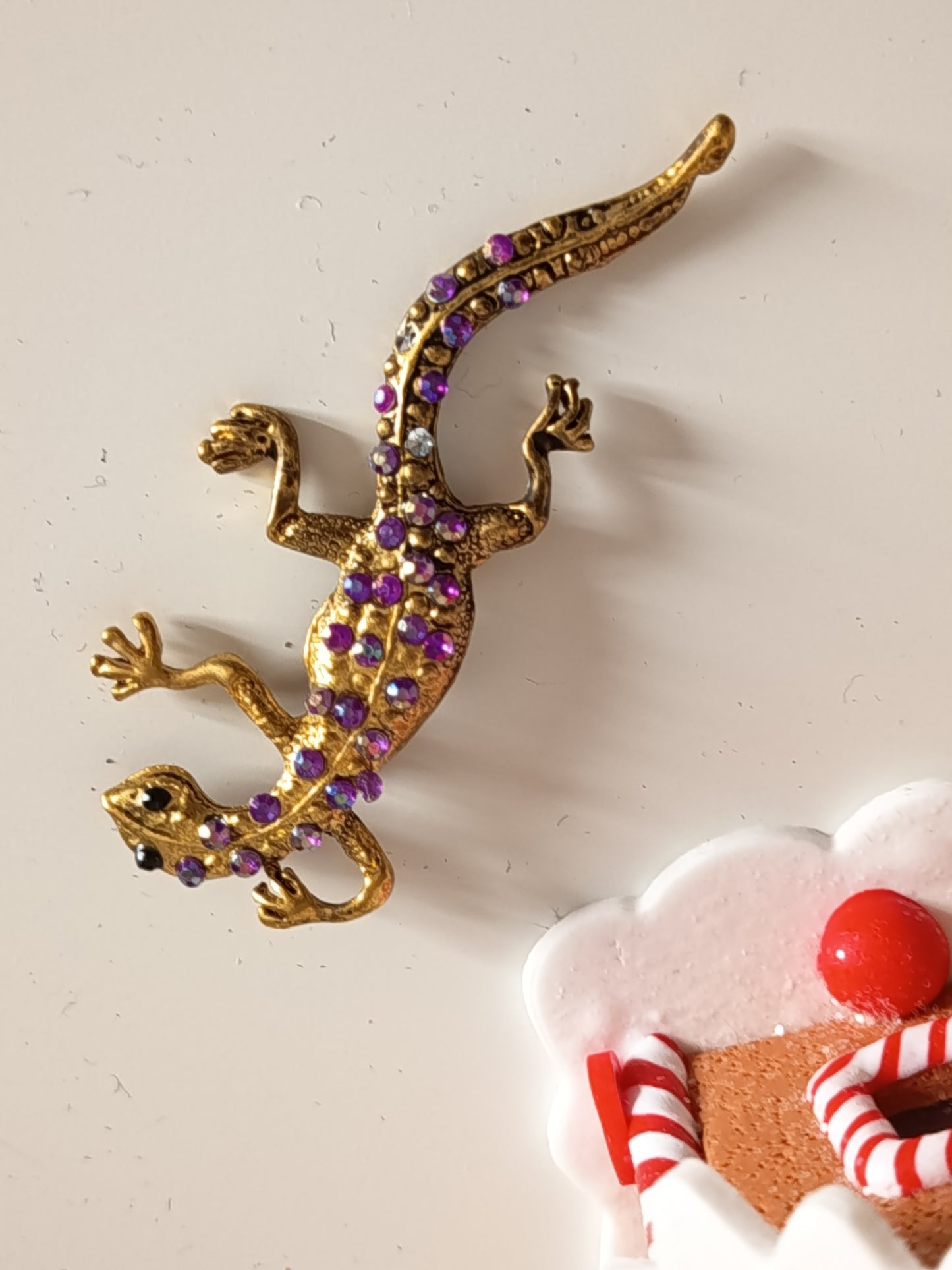Broche Lézard Vintage Dorée – Cristaux Améthyste & Éclats Boréaux