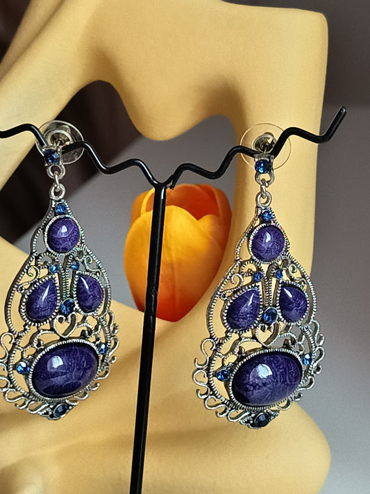Paire de boucles d'oreilles pendantes vintage argentées avec pierres violettes craquelées et strass bleus étincelants. 💜