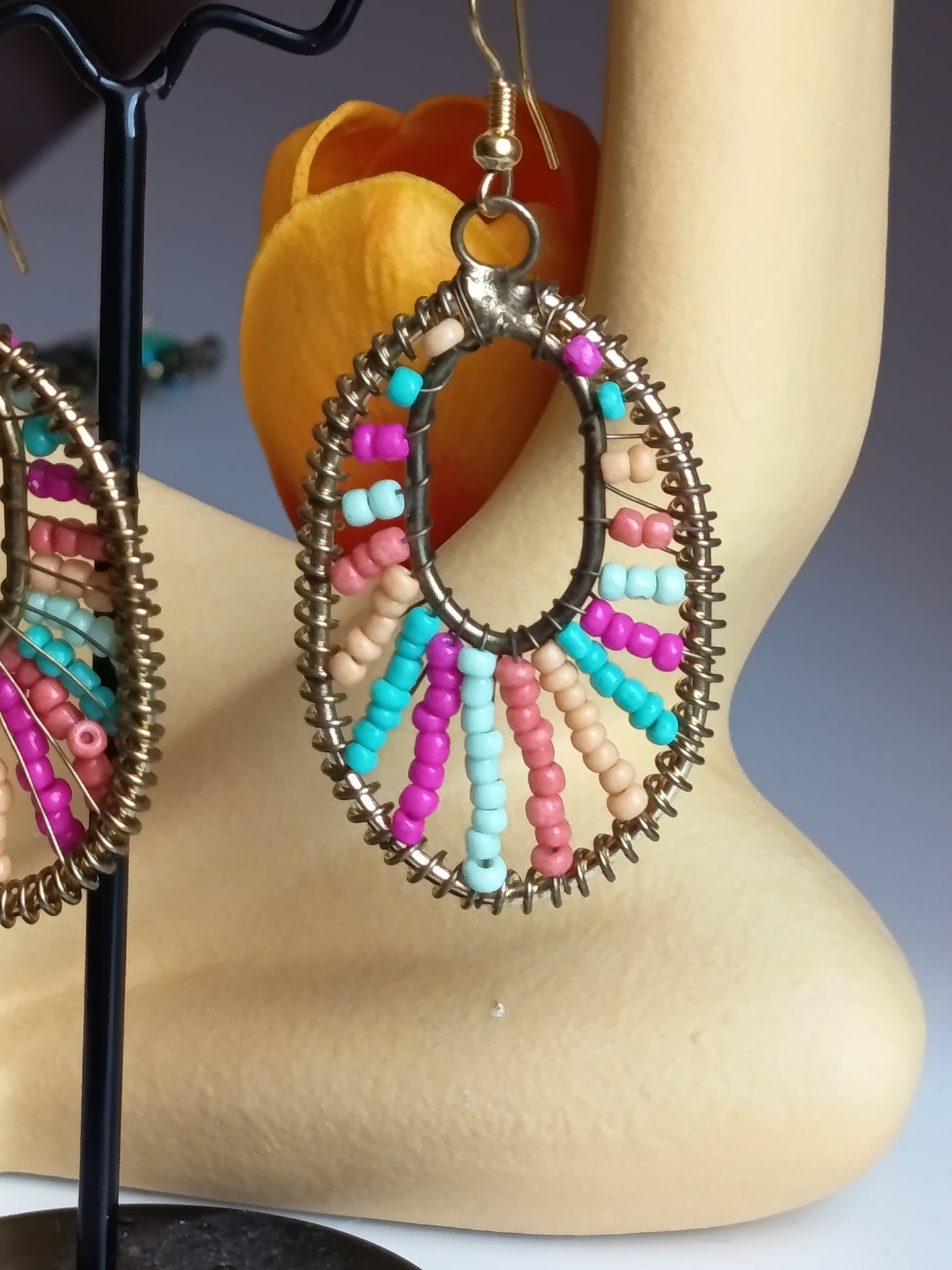 ✨ Boucles d’oreilles pendantes artisanales – Design ovale et perles colorées ✨