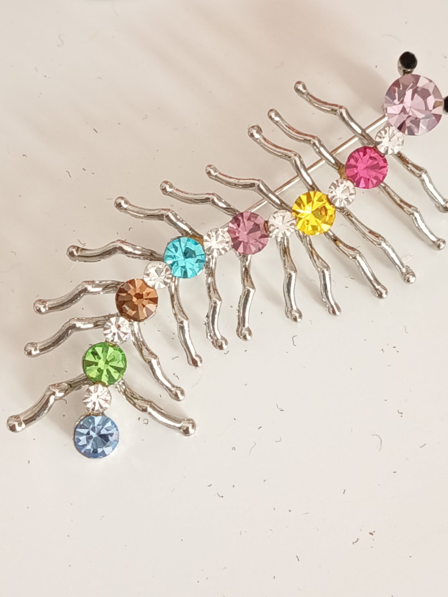 🐛 Broche fantaisie "Mille-Pattes" Arc-en-Ciel –Cristaux Étincelants & Finition Argentée ✨