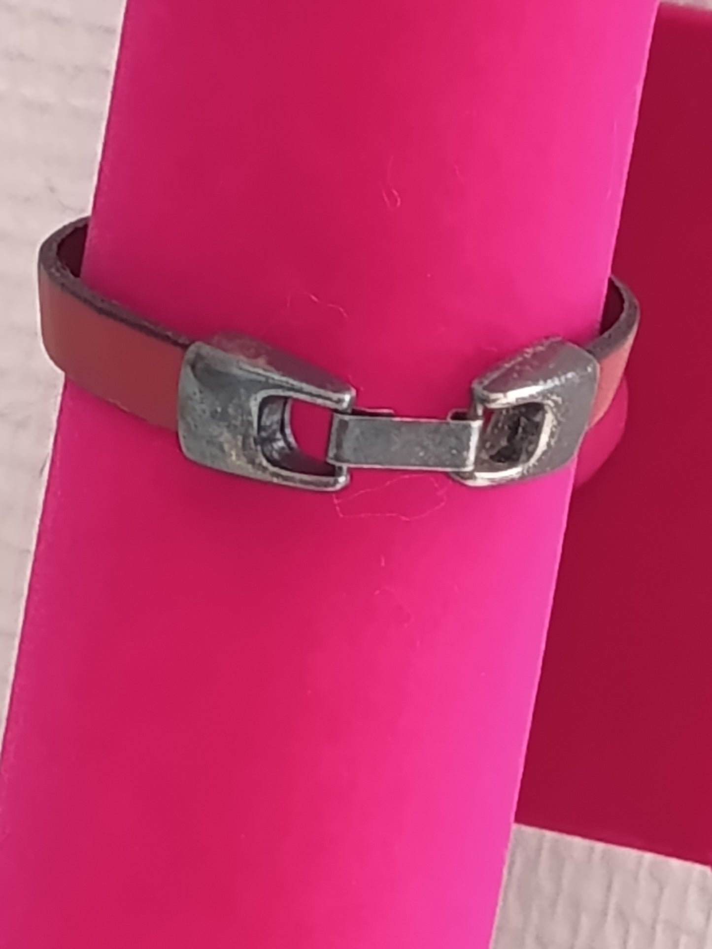 Bracelet Cuir Rouge "Esprit Bohème" – Ornement Médiéval en Métal Vieilli