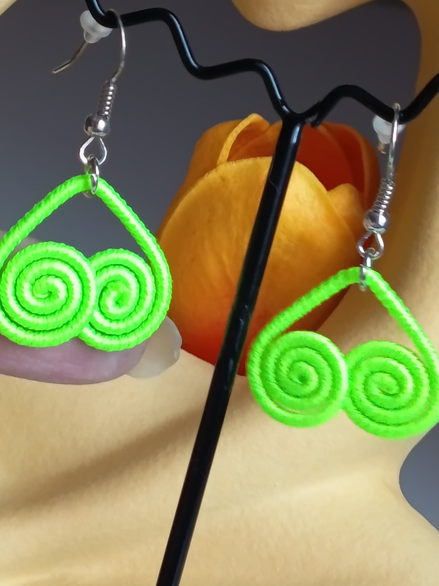 ✨ Boucles d'Oreilles Spirales Néon ✨