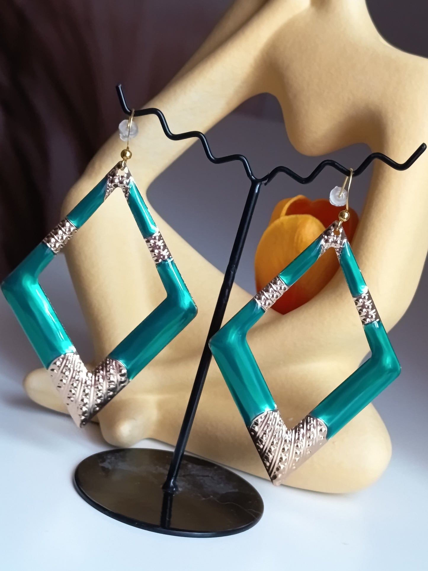 💎 Éclat Géométrique : Boucles d'Oreilles Losanges Émeraude & Or 💎