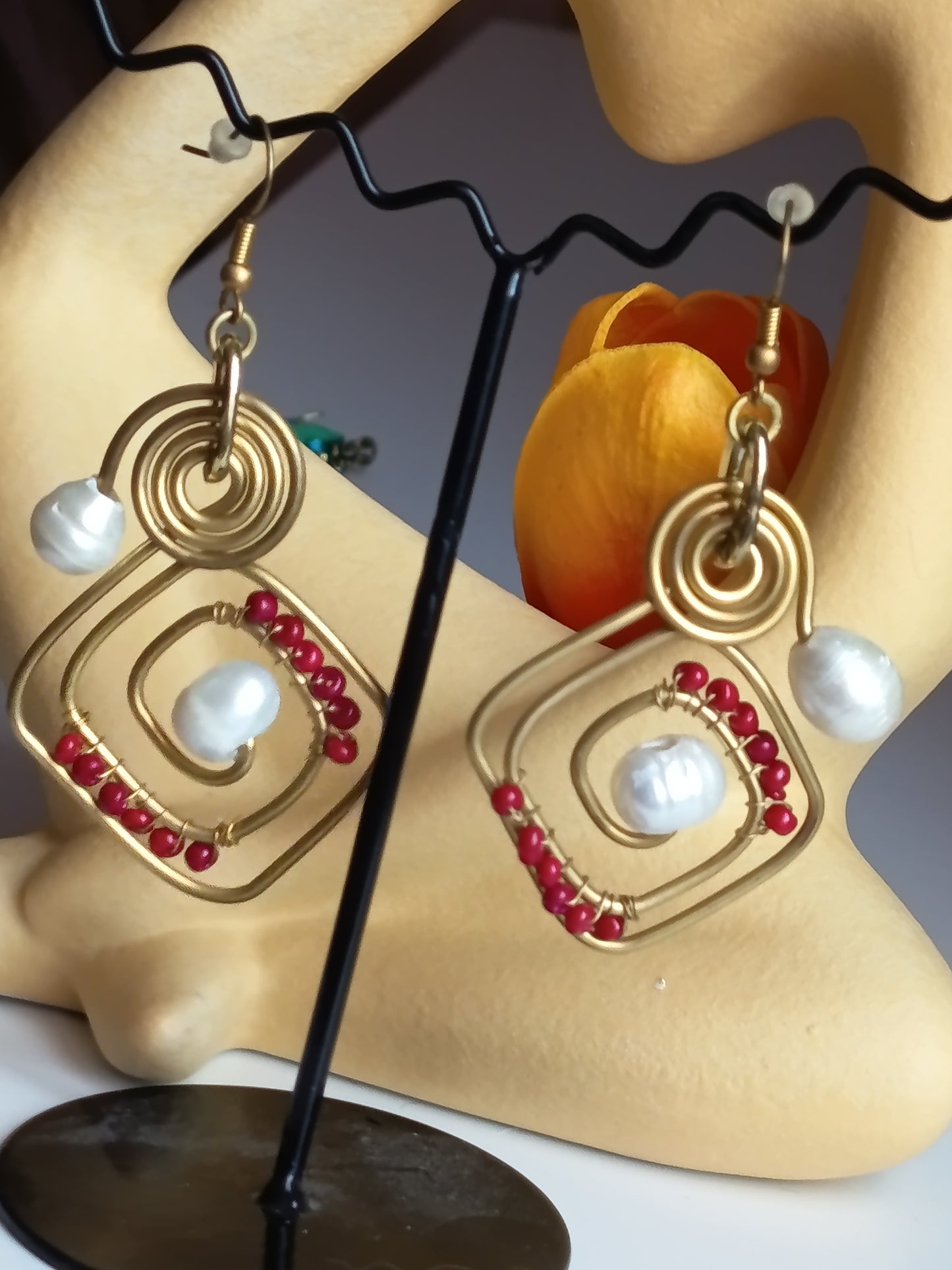 ✨ Boucles d'oreilles artisanales dorées : perles blanches & touches rouges ❤️