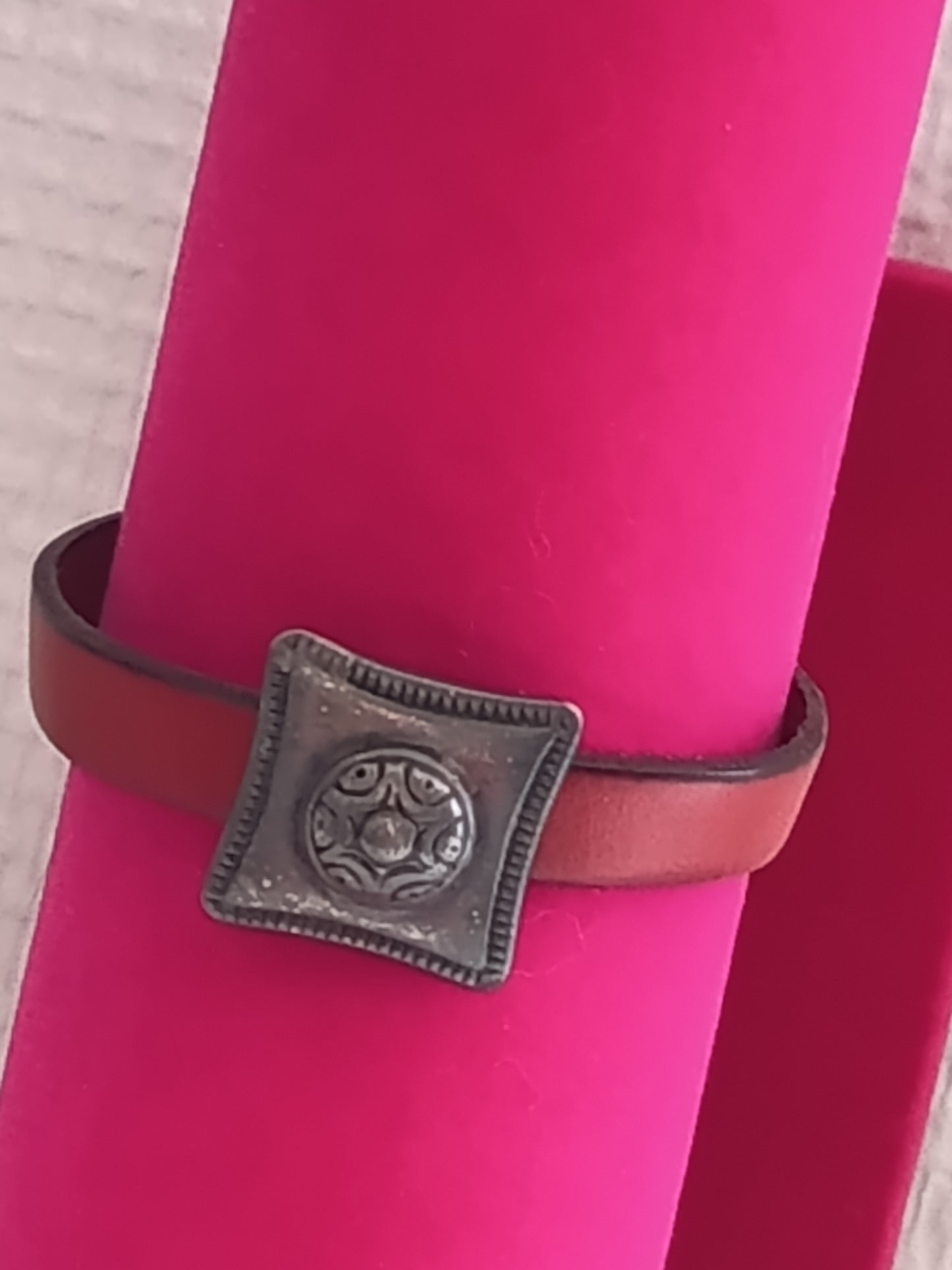 Bracelet Cuir Rouge "Esprit Bohème" – Ornement Médiéval en Métal Vieilli
