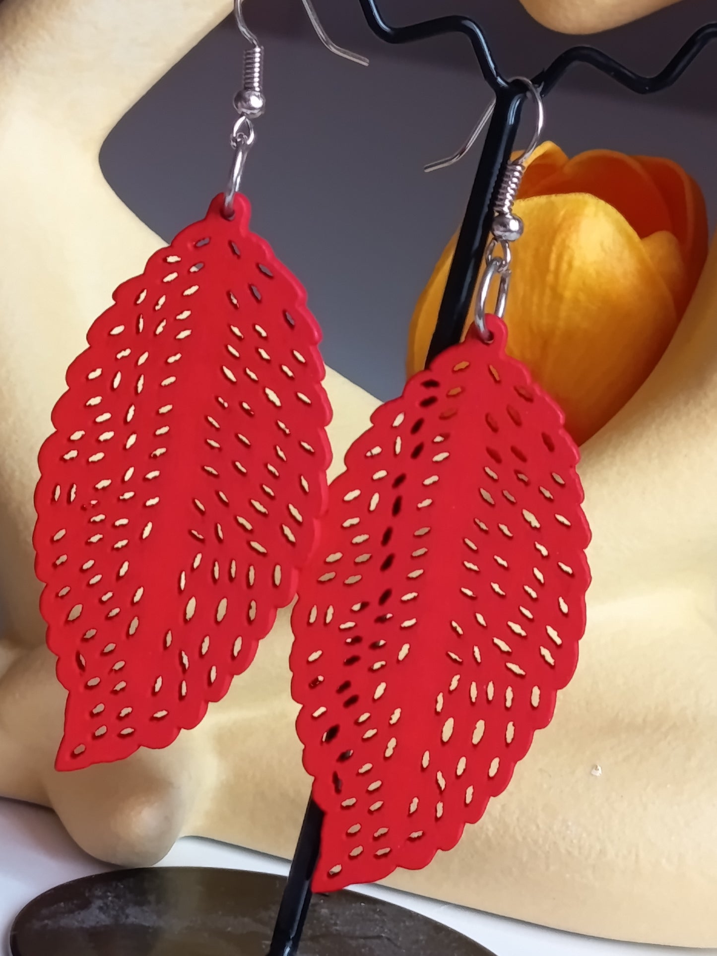 🌿 Boucles d'Oreilles "Feuillage Éclatant" – Rouge Passion