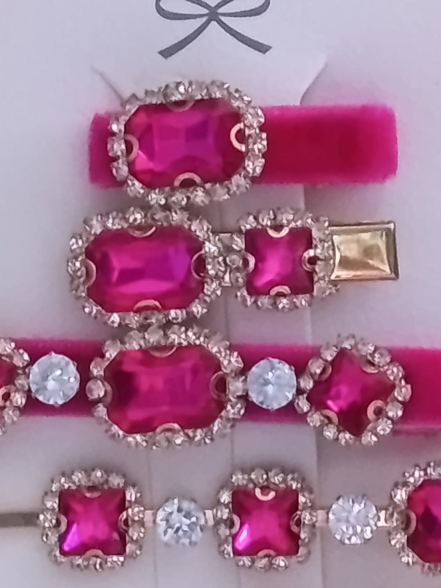Lot de 3 pinces crocrodiles, et 2 barrettes de couleur fuchsia avec strass, le tout bien brillant
