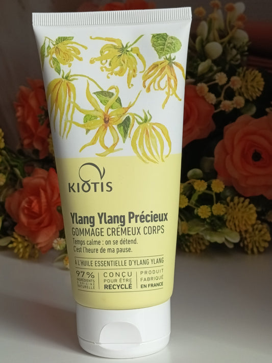 Lot comprenant un gommage crémeux, un gel douche, et une huile sèche, Ylang Ylang Précieux de Kiotis