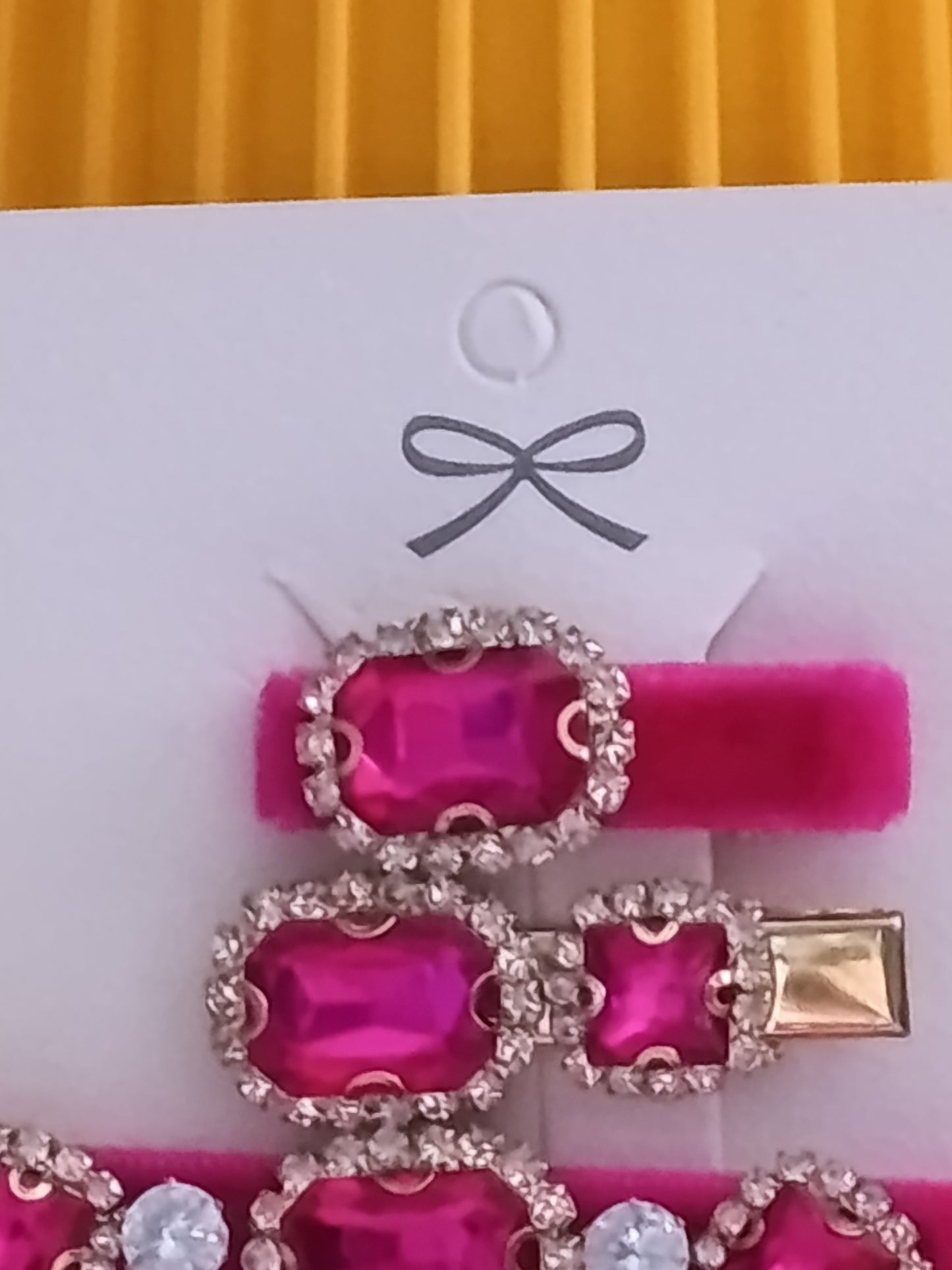 Lot de 3 pinces crocrodiles, et 2 barrettes de couleur fuchsia avec strass, le tout bien brillant
