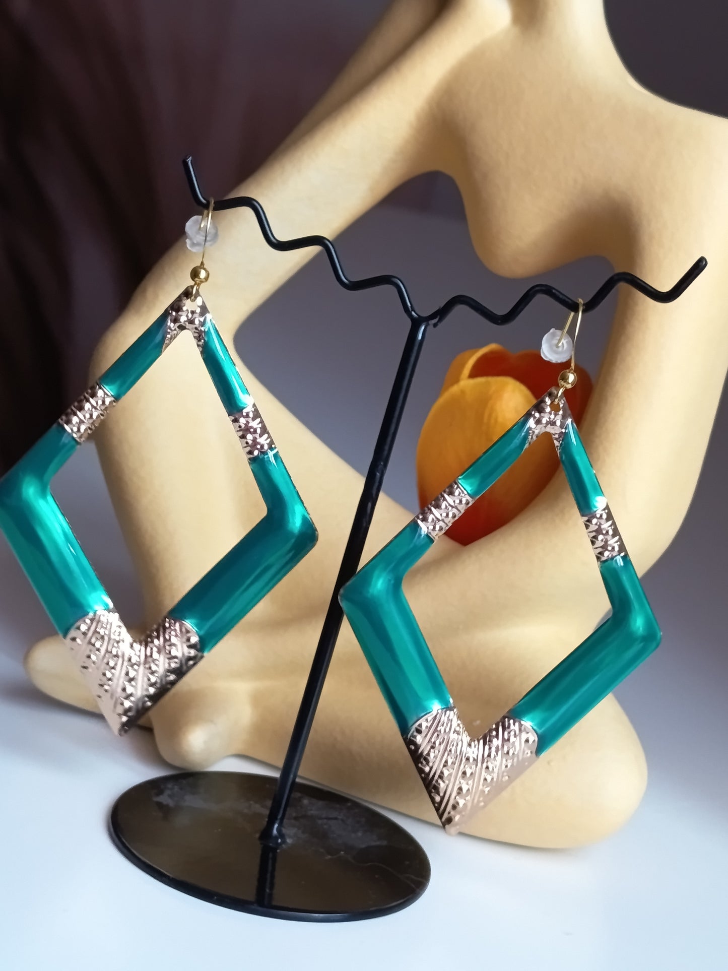 💎 Éclat Géométrique : Boucles d'Oreilles Losanges Émeraude & Or 💎