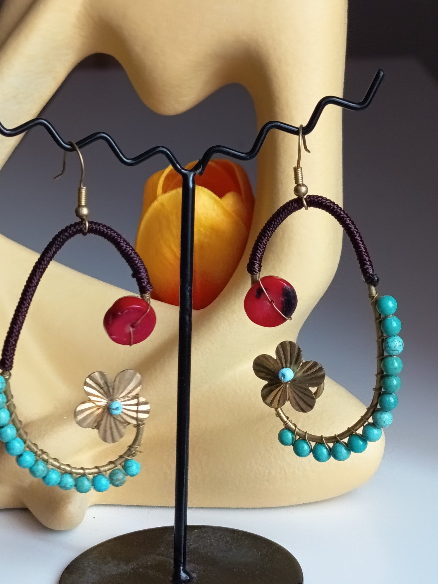 Créoles Ethniques "Lune de Jade" – Perles Turquoise & Fleur de Laiton Cisclée