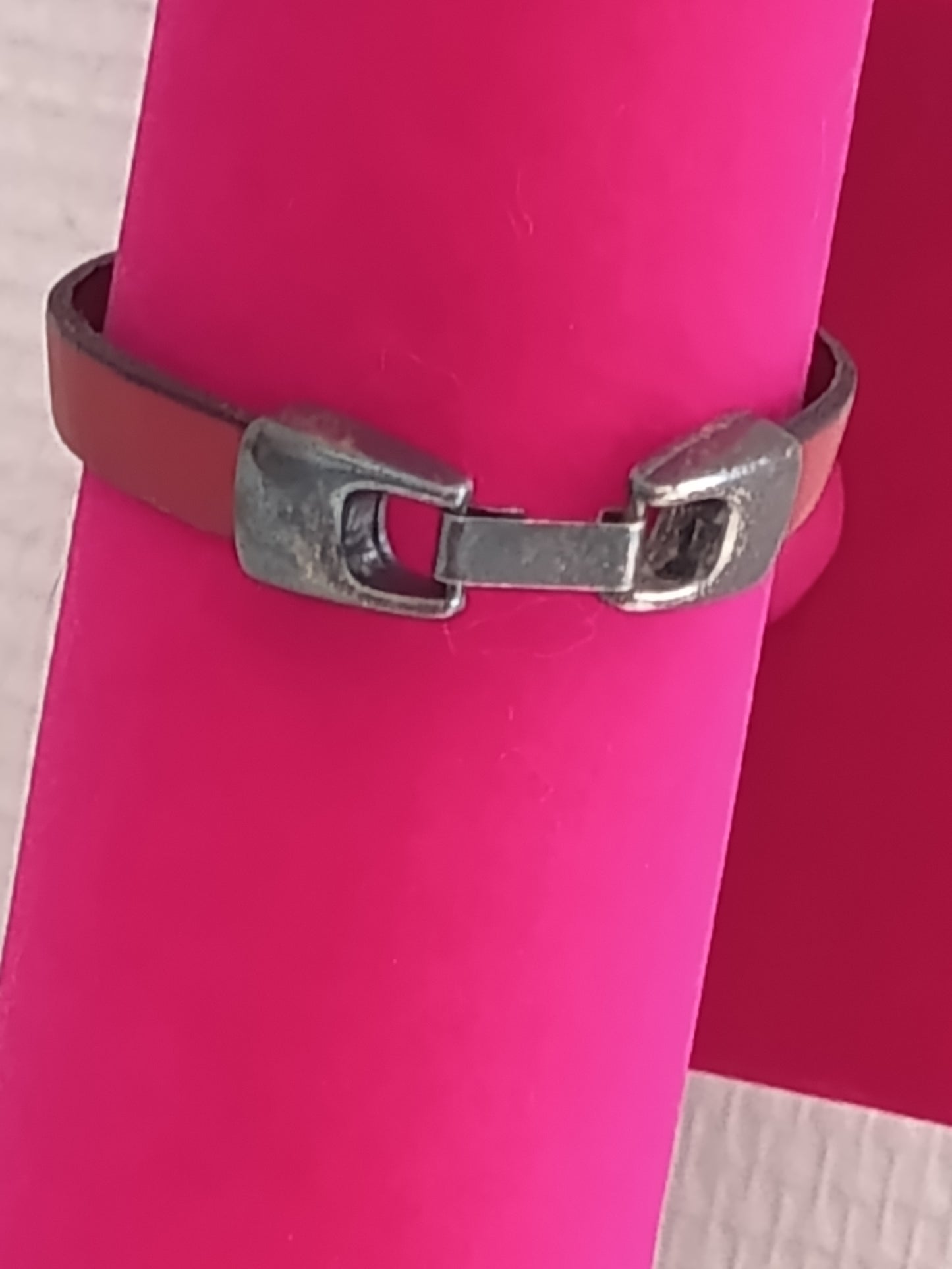 Bracelet Cuir Rouge "Esprit Bohème" – Ornement Médiéval en Métal Vieilli