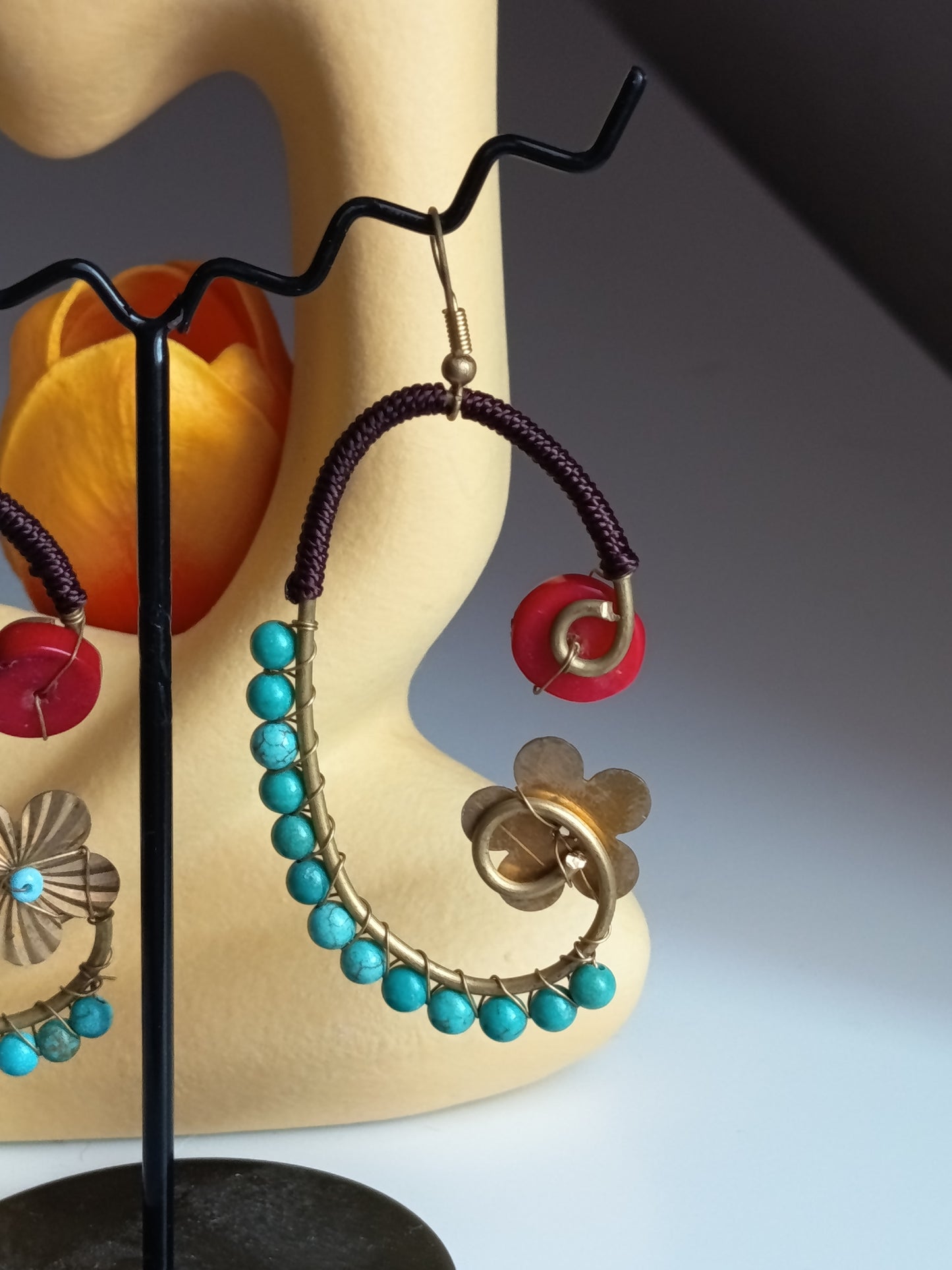 Créoles Ethniques "Lune de Jade" – Perles Turquoise & Fleur de Laiton Cisclée