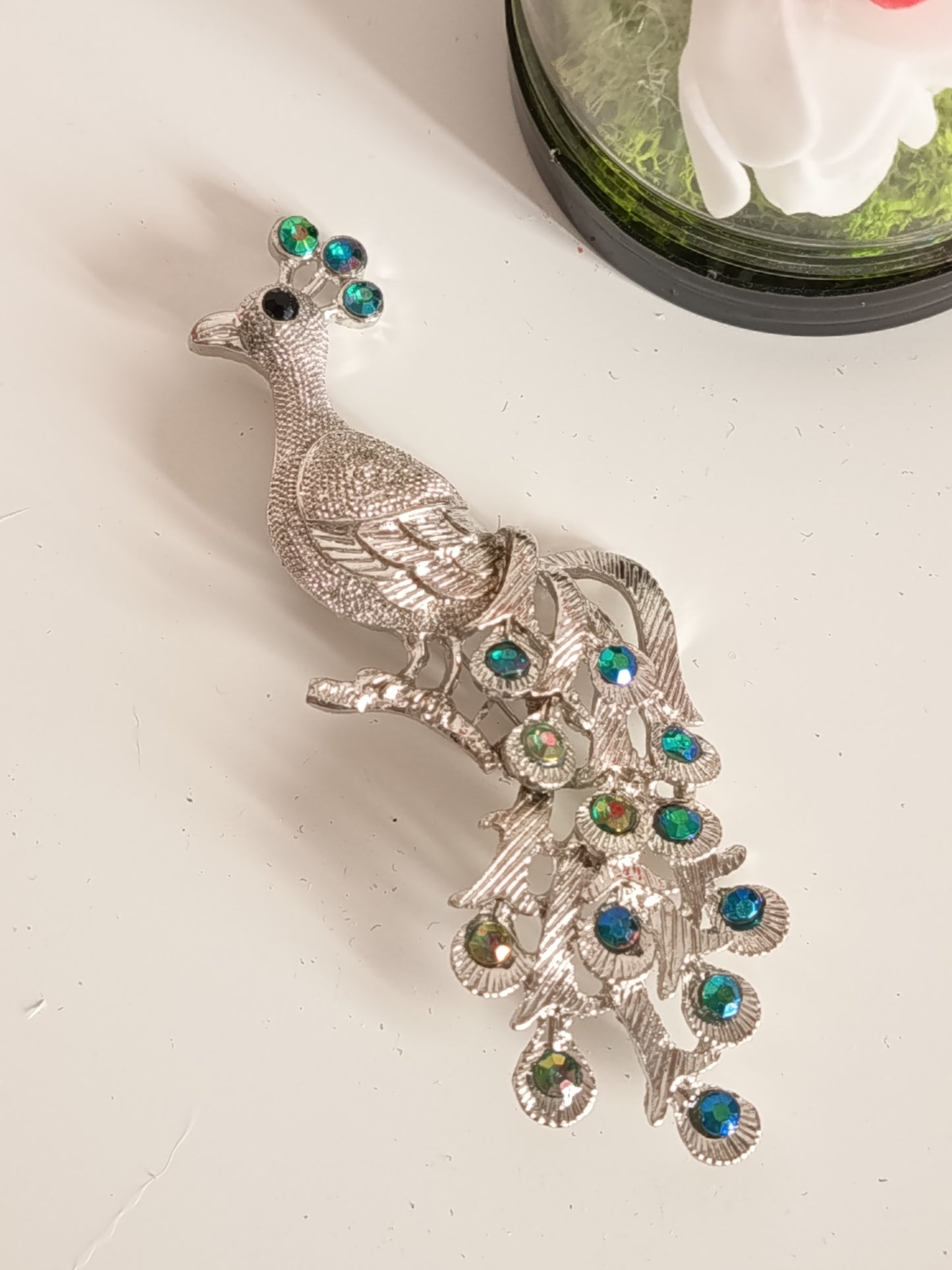 🦚 Broche Paon Vintage Art Déco – Métal Argenté et Cristaux Multicolores – Élégance Rétro et Raffinée ✨