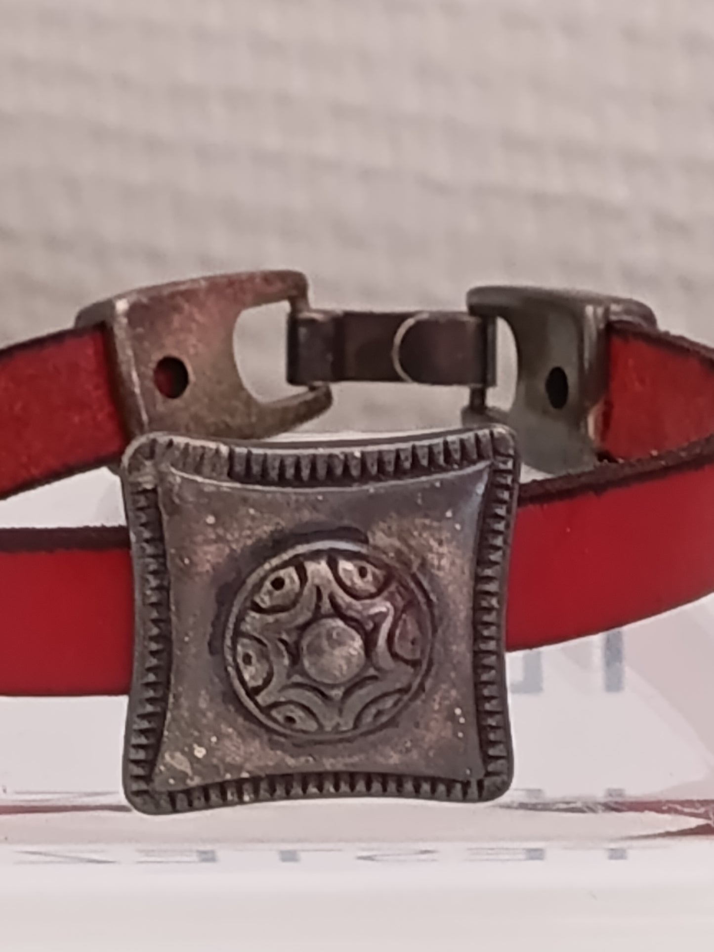 Bracelet Cuir Rouge "Esprit Bohème" – Ornement Médiéval en Métal Vieilli