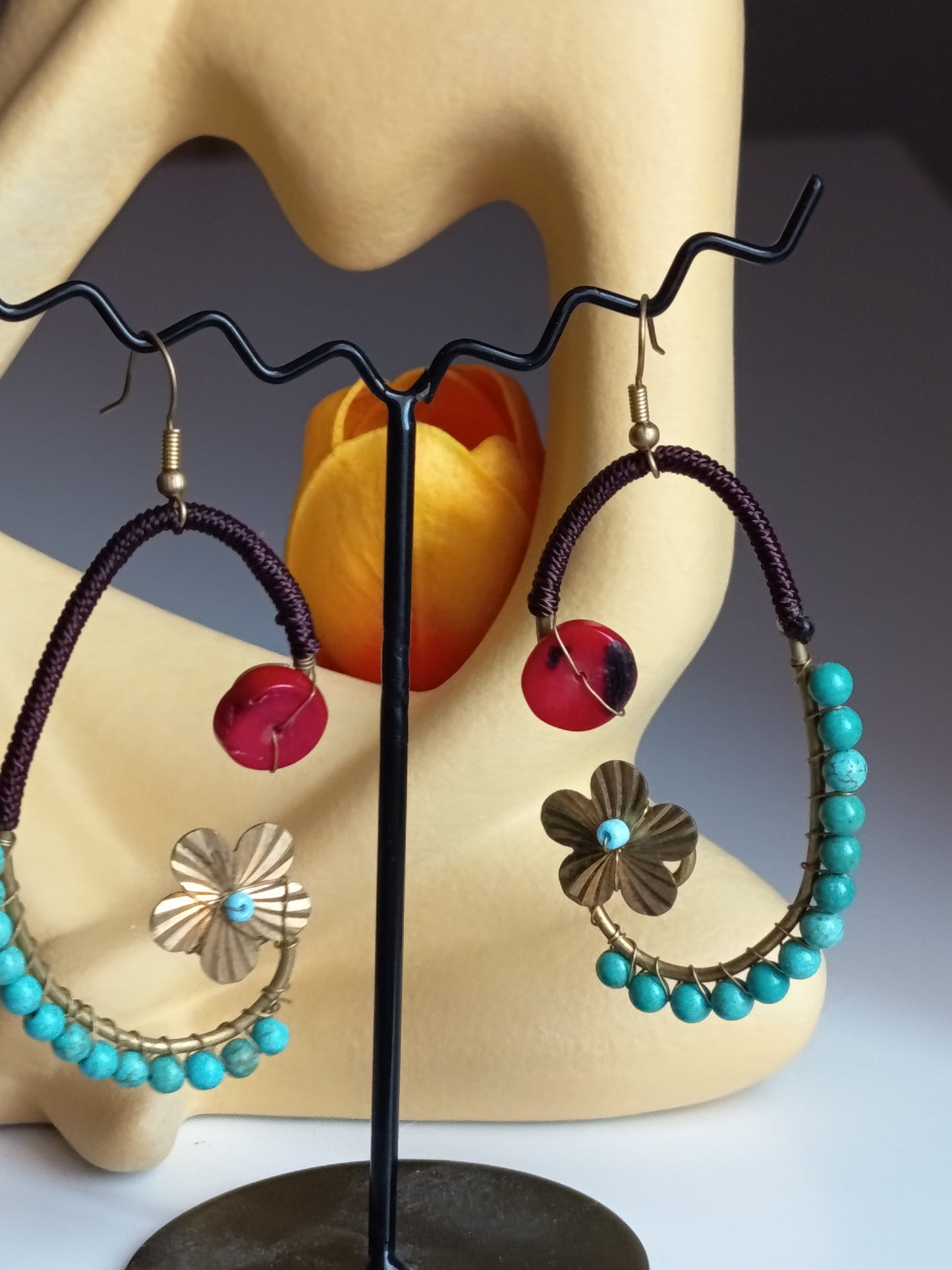 Créoles Ethniques "Lune de Jade" – Perles Turquoise & Fleur de Laiton Cisclée