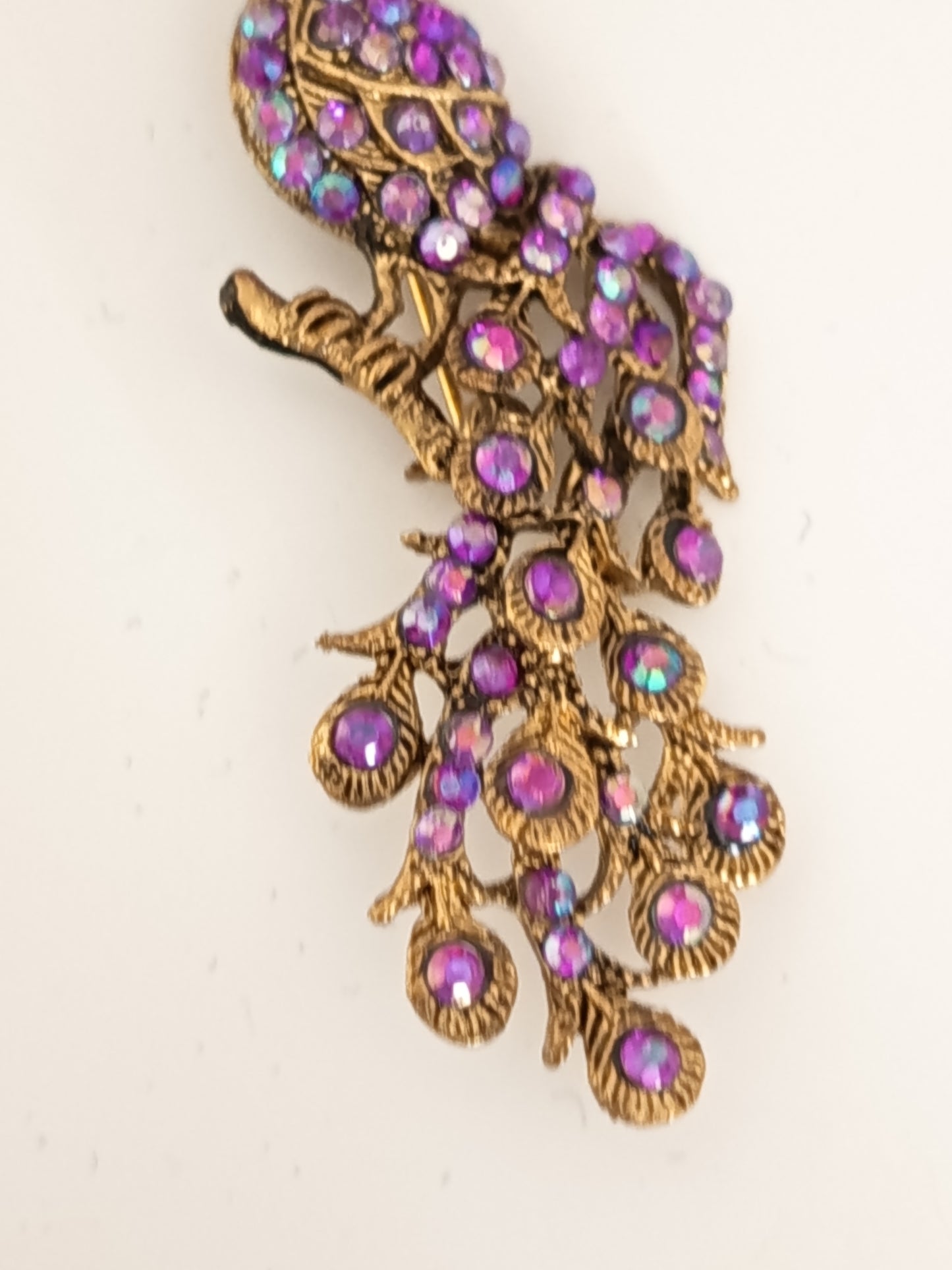 🌺🦚Broche Paon Royale Vintage, Cristal Violet, rose & Aurore Boréale et finition dorée Antique🦚🌺
