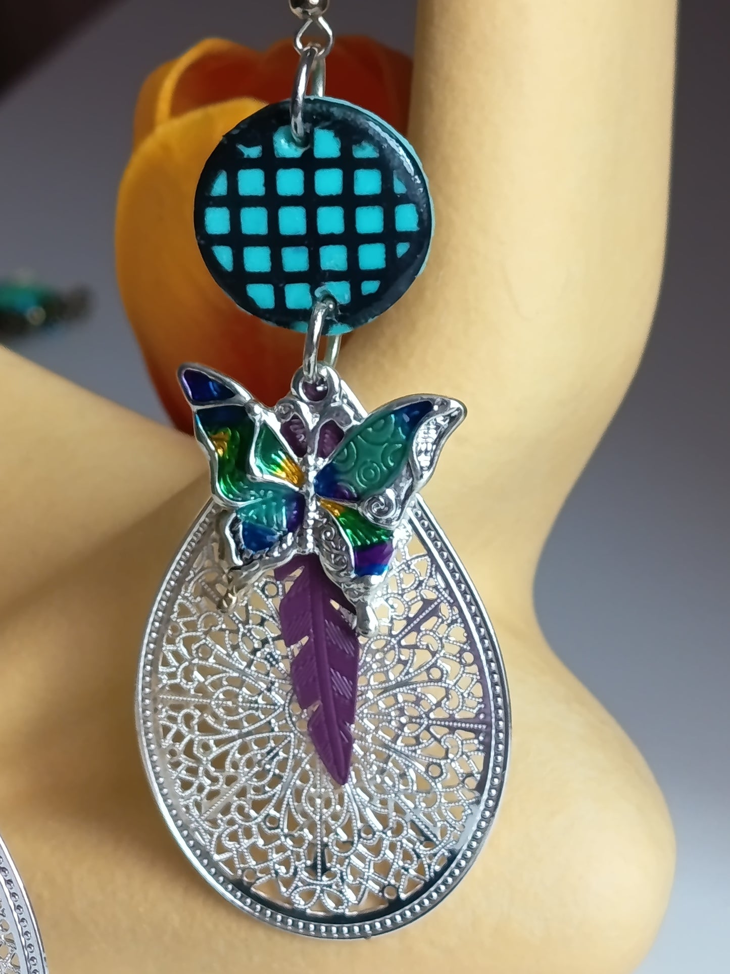 🦋✨ Boucles d'oreilles artisanales "Papillon & Filigrane" : L'accessoire chic et original pour sublimer votre style ! 💎🌸🎨