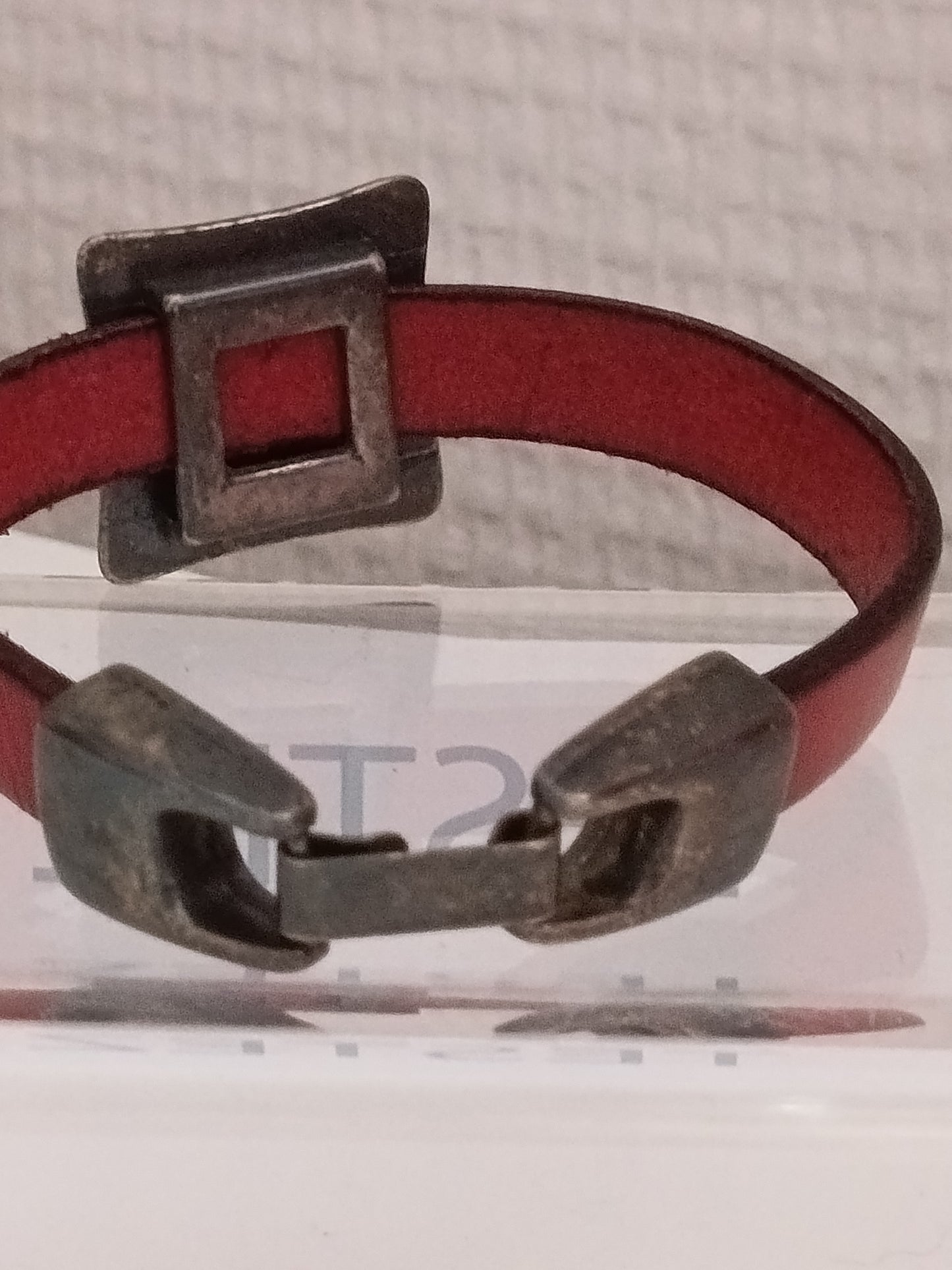 Bracelet Cuir Rouge "Esprit Bohème" – Ornement Médiéval en Métal Vieilli