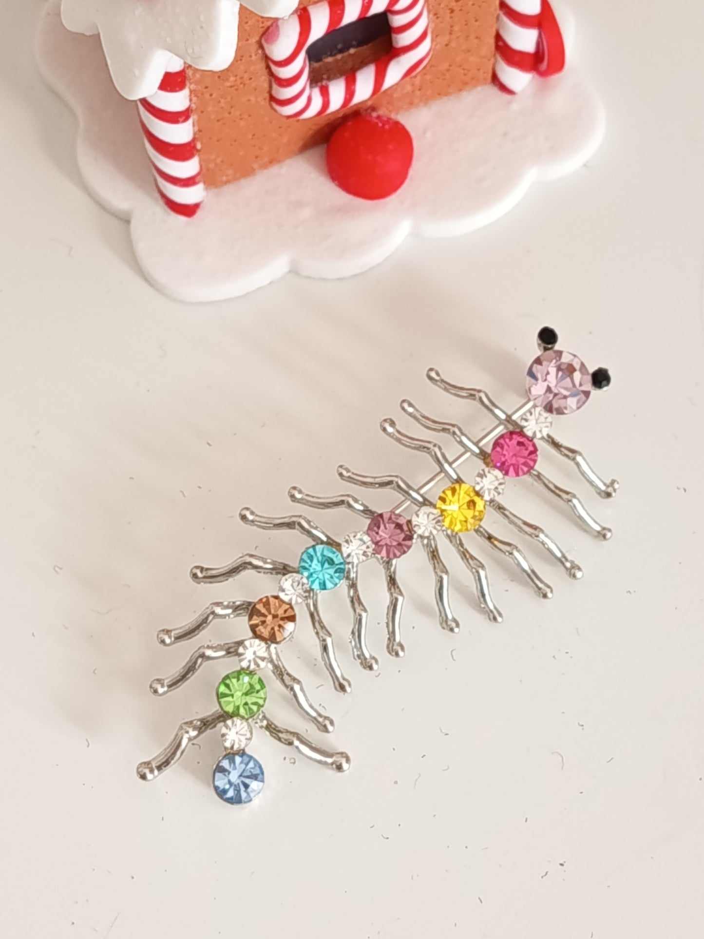 🐛 Broche fantaisie "Mille-Pattes" Arc-en-Ciel –Cristaux Étincelants & Finition Argentée ✨
