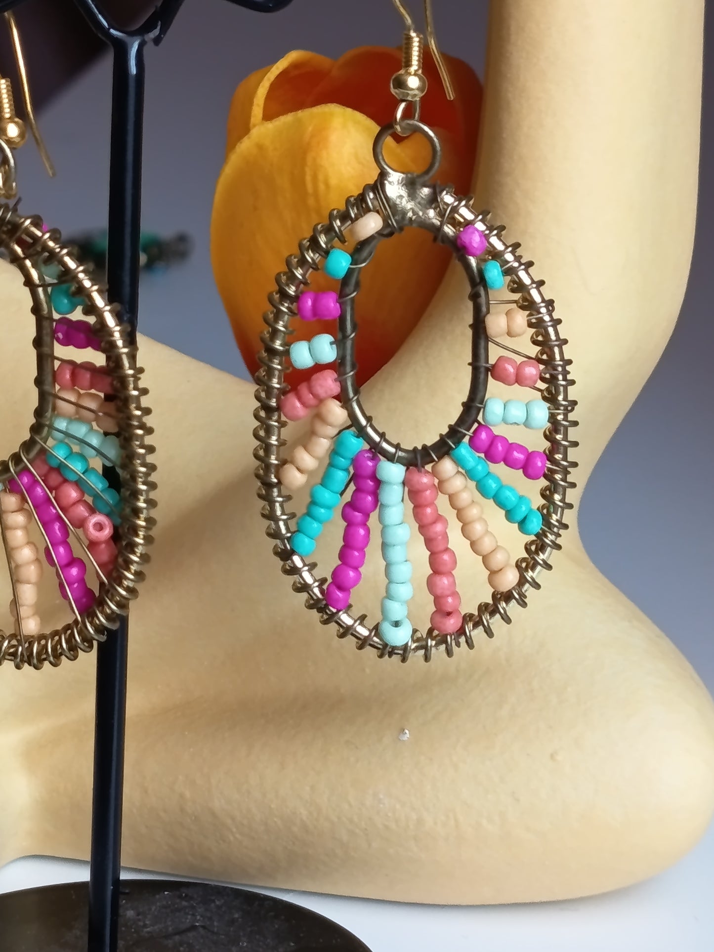 ✨ Boucles d’oreilles pendantes artisanales – Design ovale et perles colorées ✨