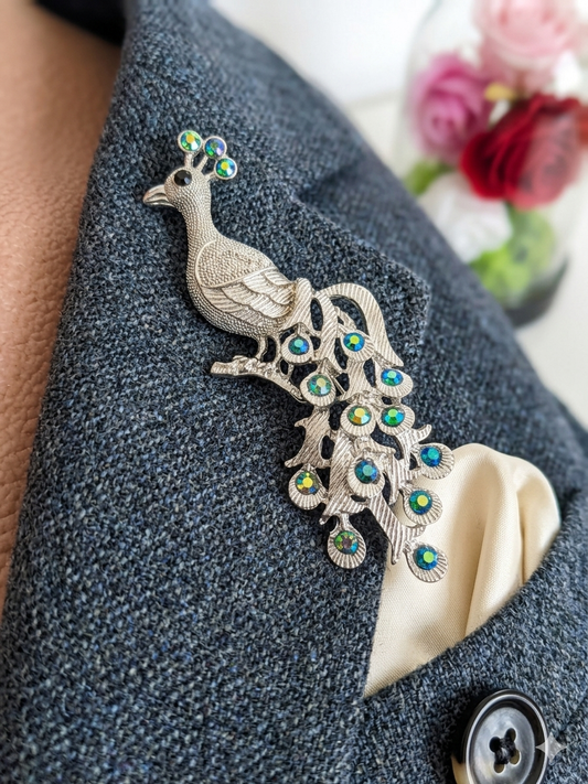 Broche paon vintage Art Déco portée sur le revers d'une veste grise