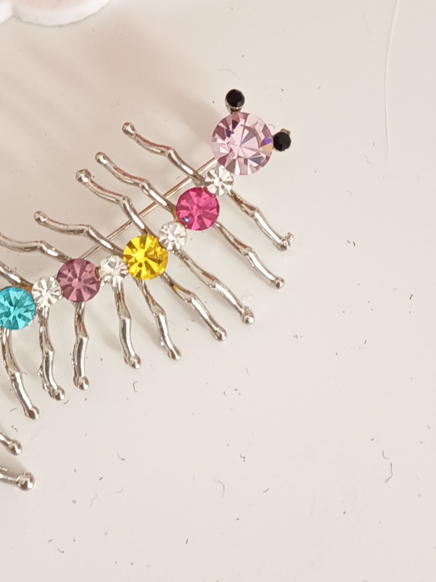 🐛 Broche fantaisie "Mille-Pattes" Arc-en-Ciel –Cristaux Étincelants & Finition Argentée ✨