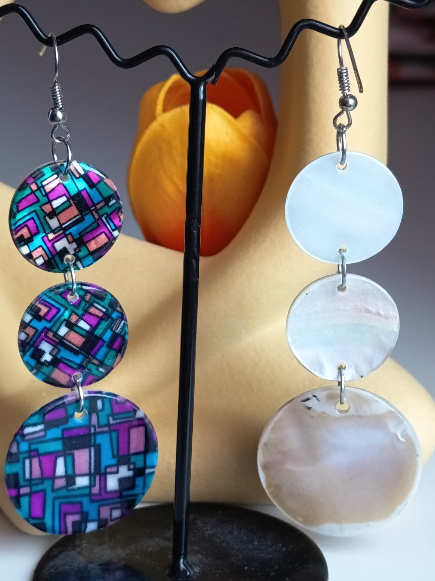 💖💐Boucles d'oreilles réversibles neuves, en nacre véritable et émail géométrique 💐💖