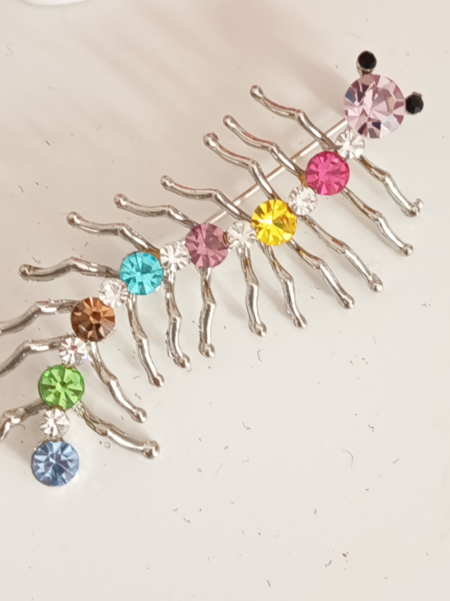 🐛 Broche fantaisie "Mille-Pattes" Arc-en-Ciel –Cristaux Étincelants & Finition Argentée ✨