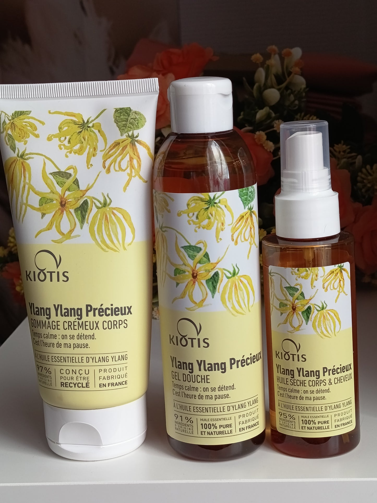 Lot comprenant un gommage crémeux, un gel douche, et une huile sèche, Ylang Ylang Précieux de Kiotis
