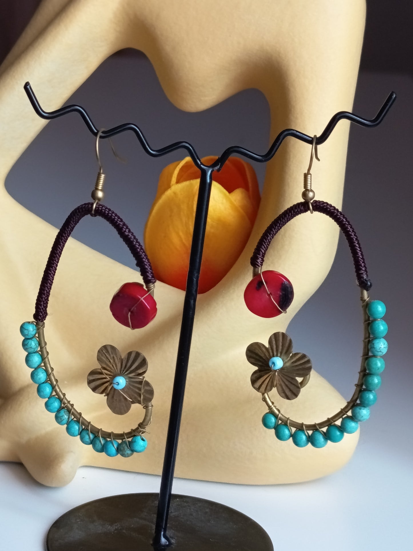 Créoles Ethniques "Lune de Jade" – Perles Turquoise & Fleur de Laiton Cisclée