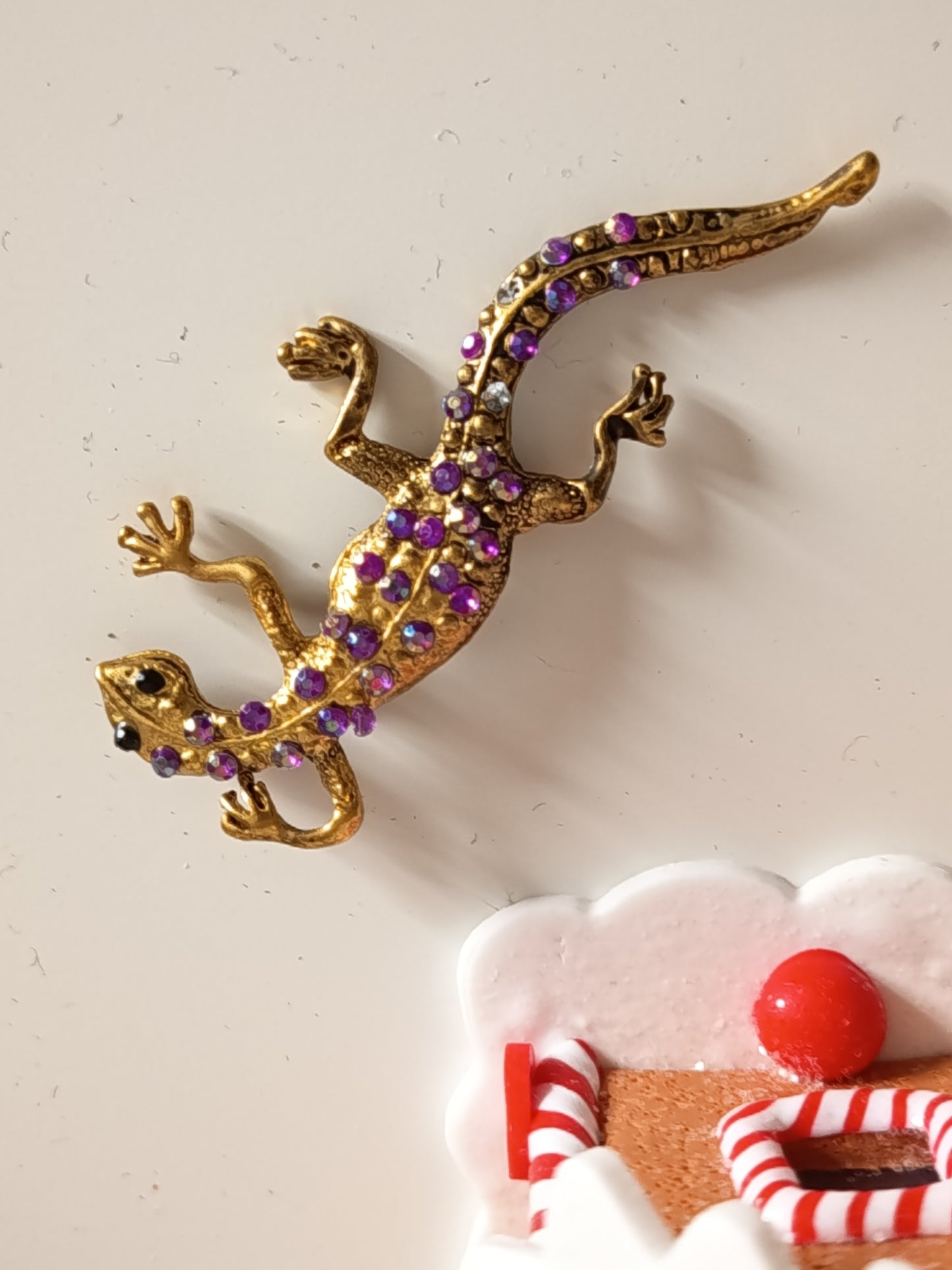 Broche Lézard Vintage Dorée – Cristaux Améthyste & Éclats Boréaux