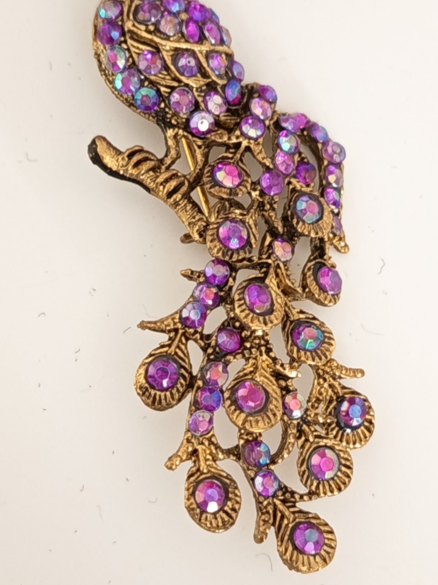 🌺🦚Broche Paon Royale Vintage, Cristal Violet, rose & Aurore Boréale et finition dorée Antique🦚🌺