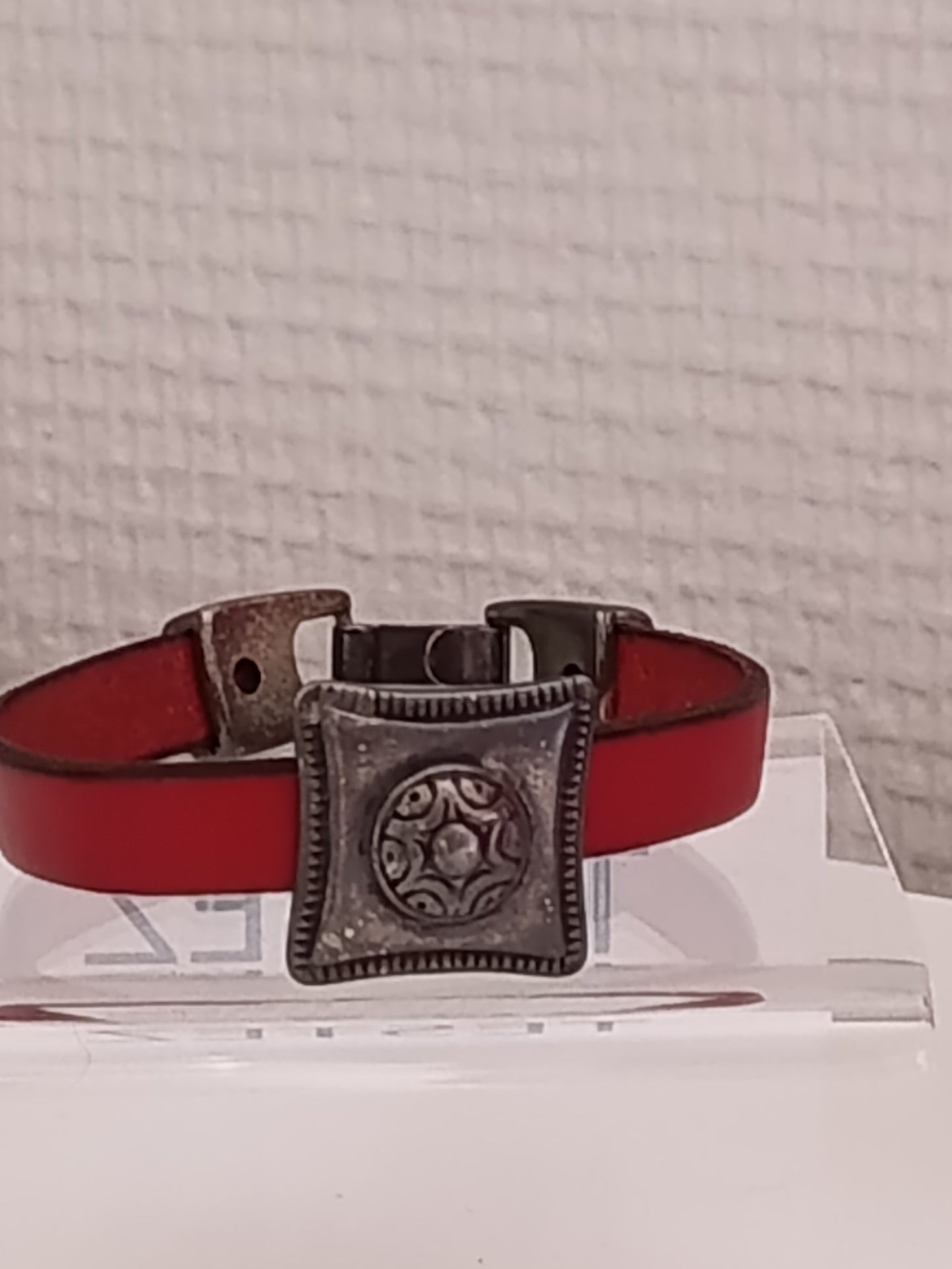 Bracelet Cuir Rouge "Esprit Bohème" – Ornement Médiéval en Métal Vieilli