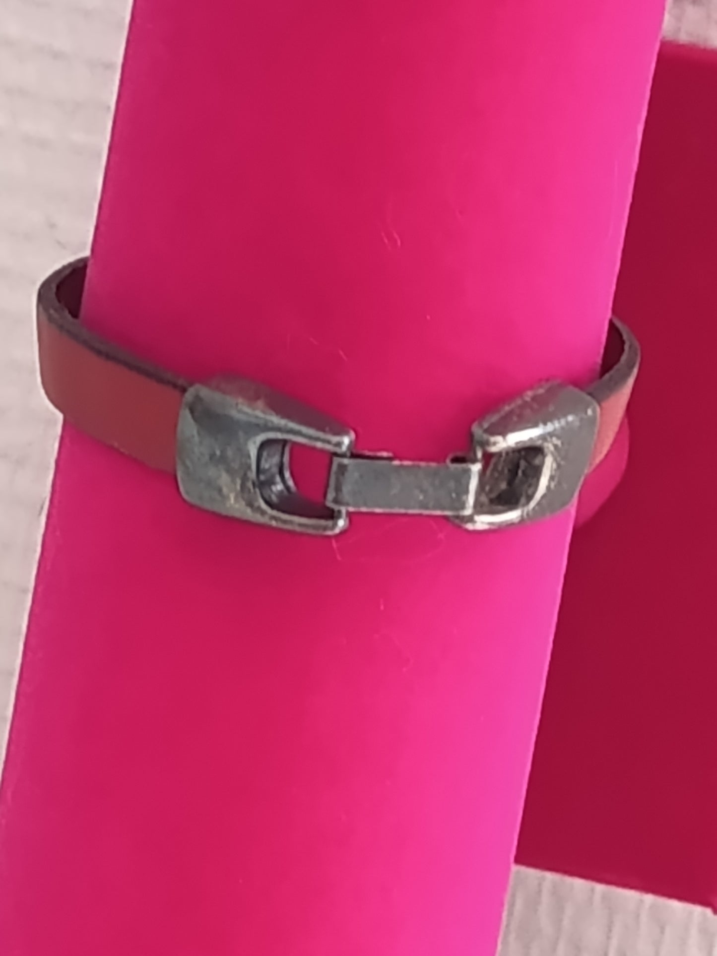 Bracelet Cuir Rouge "Esprit Bohème" – Ornement Médiéval en Métal Vieilli