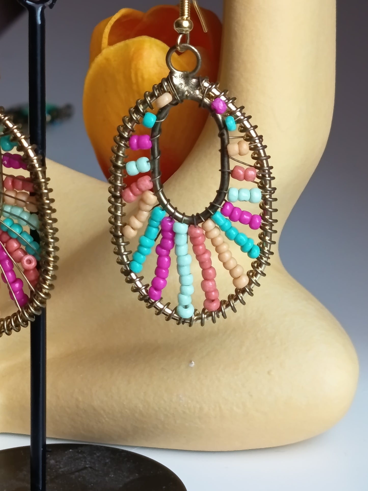 ✨ Boucles d’oreilles pendantes artisanales – Design ovale et perles colorées ✨