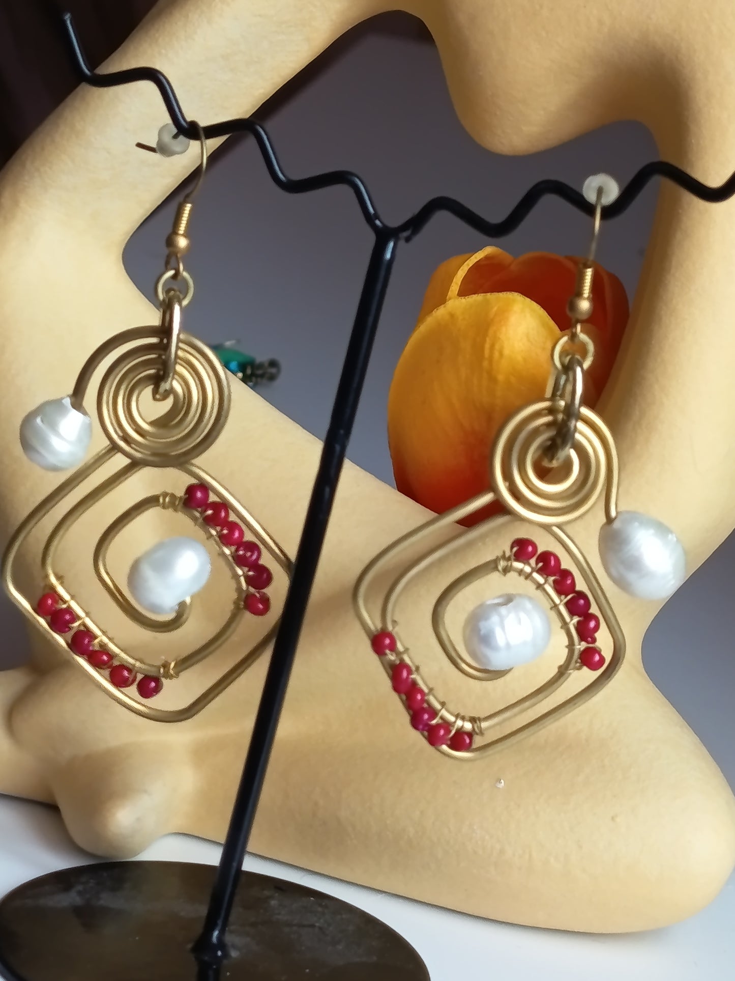 ✨ Boucles d'oreilles artisanales dorées : perles blanches & touches rouges ❤️