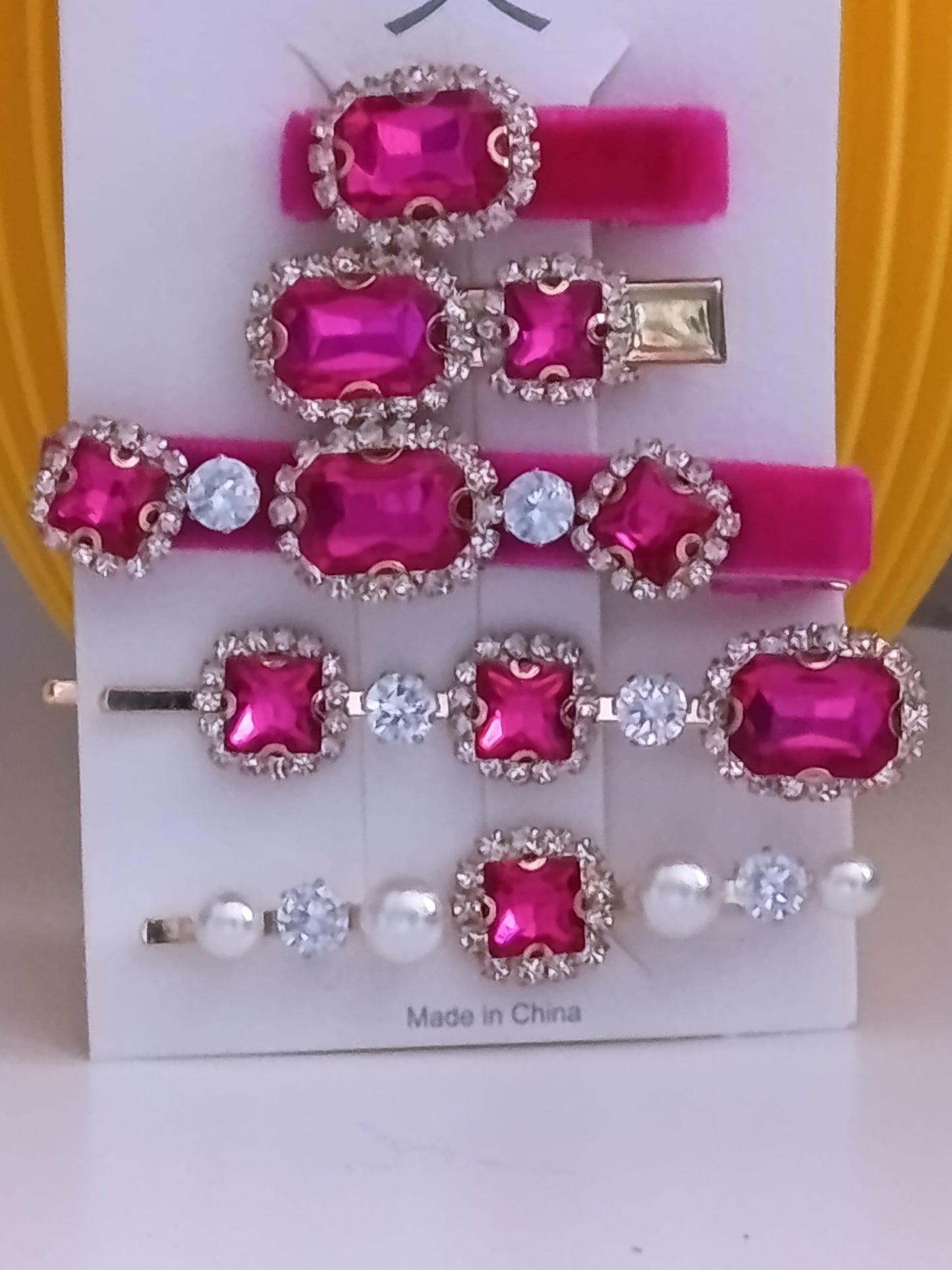 Lot de 3 pinces crocrodiles, et 2 barrettes de couleur fuchsia avec strass, le tout bien brillant