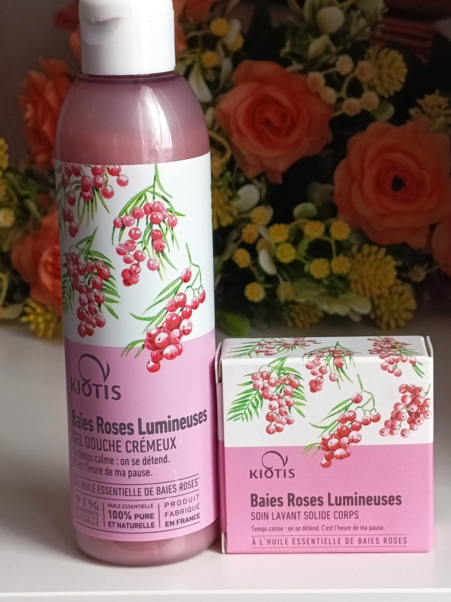 Lot d'un gel douche crémeux + un savon lavant solide corps, aux baies de roses lumineuses, de Kiotis