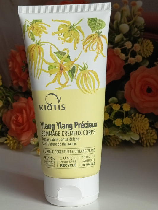 Lot comprenant un gommage crémeux, un gel douche, et une huile sèche, Ylang Ylang Précieux de Kiotis