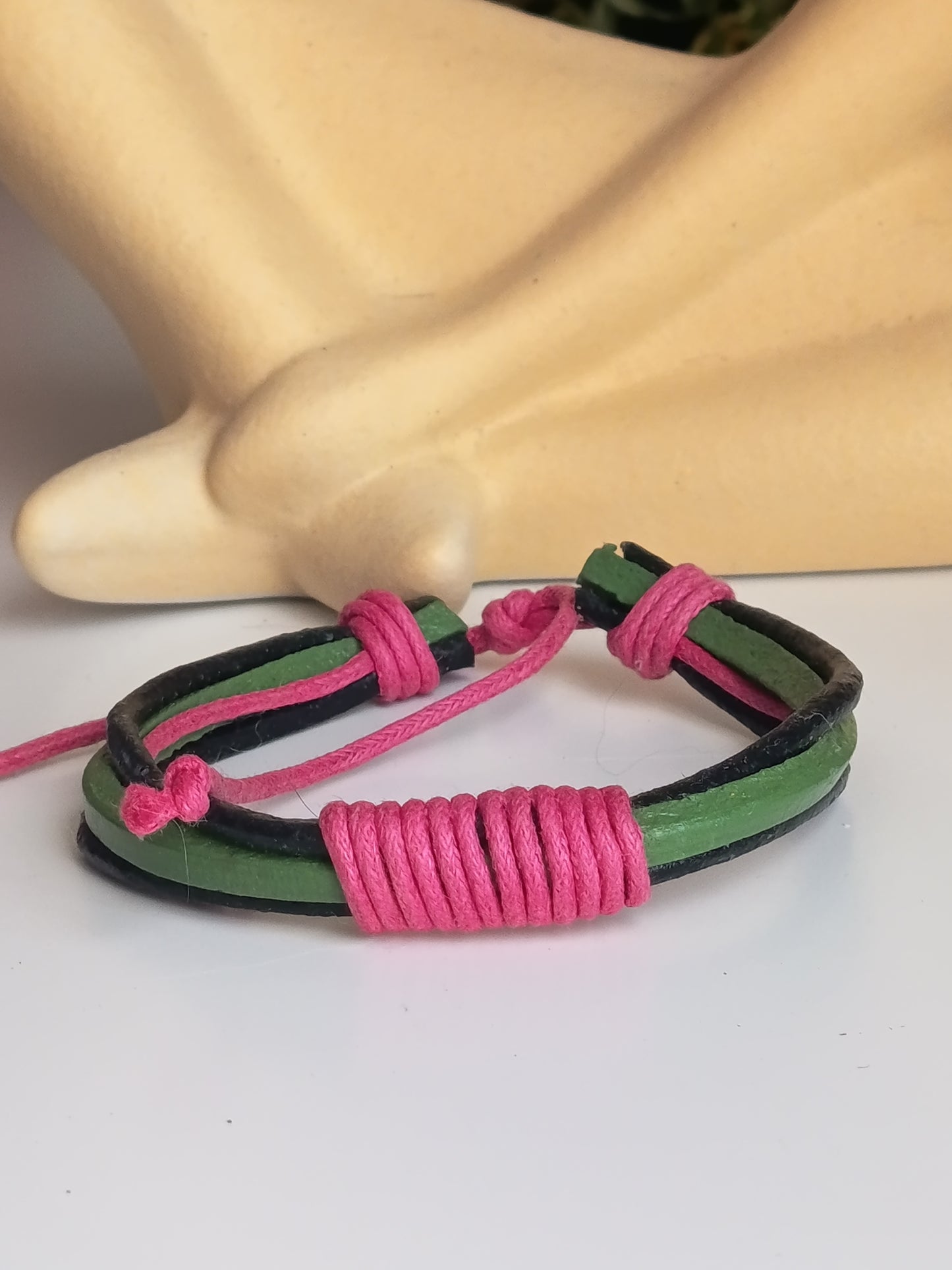 🌸 Le Rétro-Chic Y2K : Bracelet en Cuir Vert, Noir et Rose Fuchsia (Stock Dormant des Années 2000)